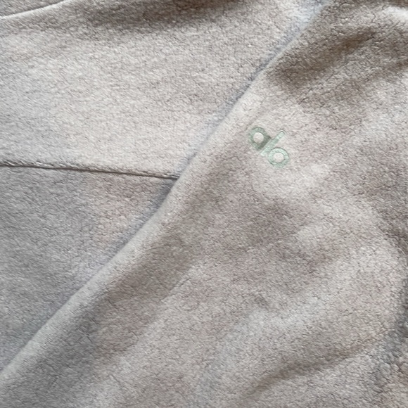 Alo yoga Large funnel neck sweatshirt size Large light lavender color - Picture 2 of 3